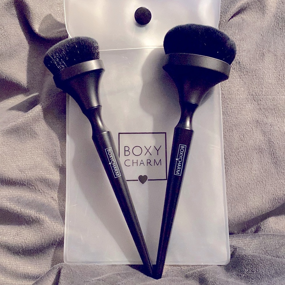 BOXYCHARM set of two makeup brushes